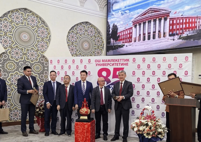 金名節(jié)能科技董事長程奎一行出席奧什國立大學(xué)85周年慶典，共話一帶一路